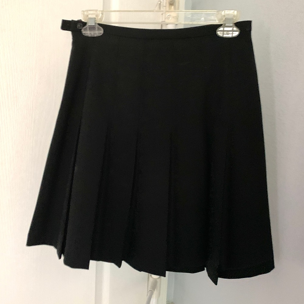 This is an Amanda smith petite pleated skirt. It fits like a women’s medium.